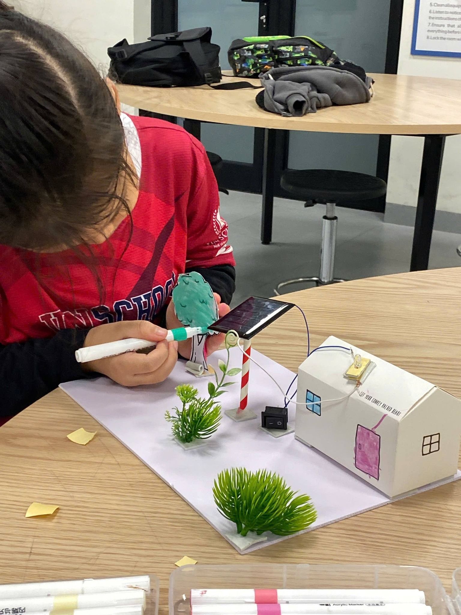 Không khí học tập sôi nổi qua hoạt động thực hành.