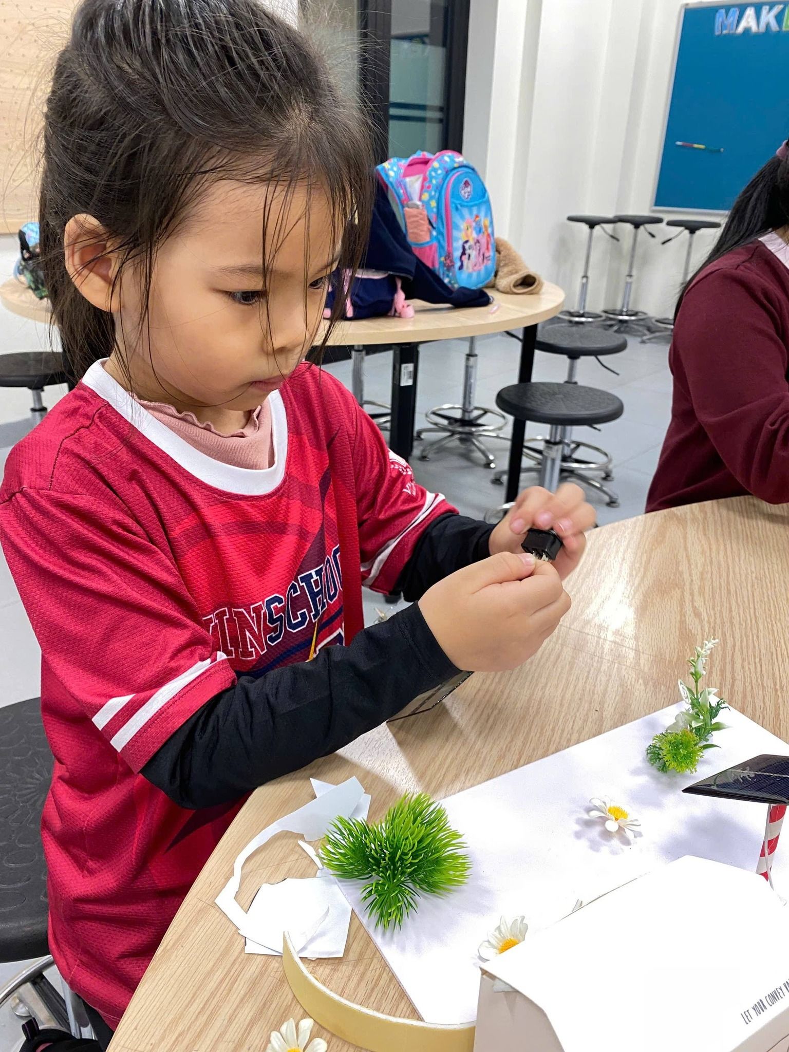 Không khí học tập sôi nổi qua hoạt động thực hành.