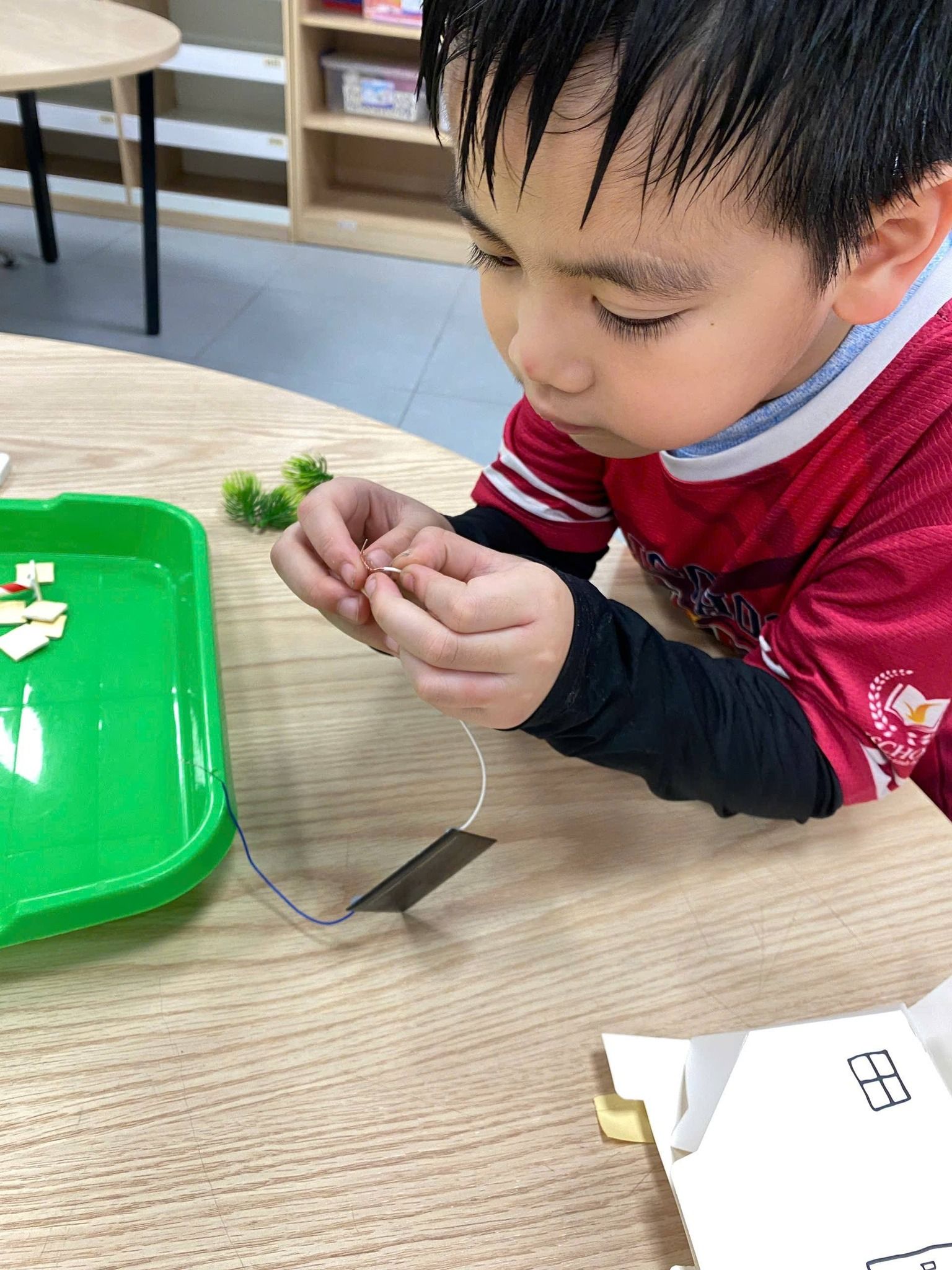 Không khí học tập sôi nổi qua hoạt động thực hành.