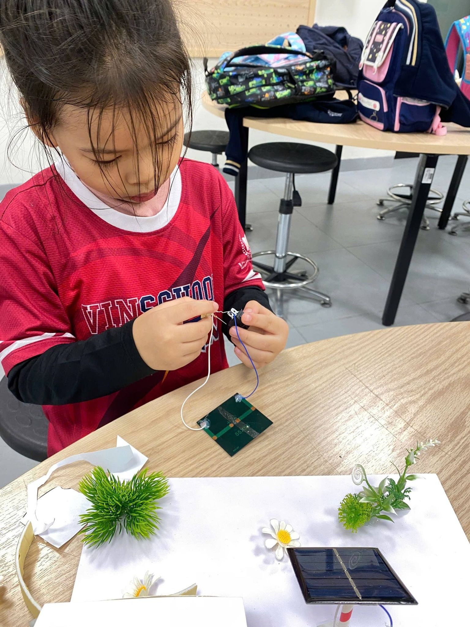 Không khí học tập sôi nổi qua hoạt động thực hành.