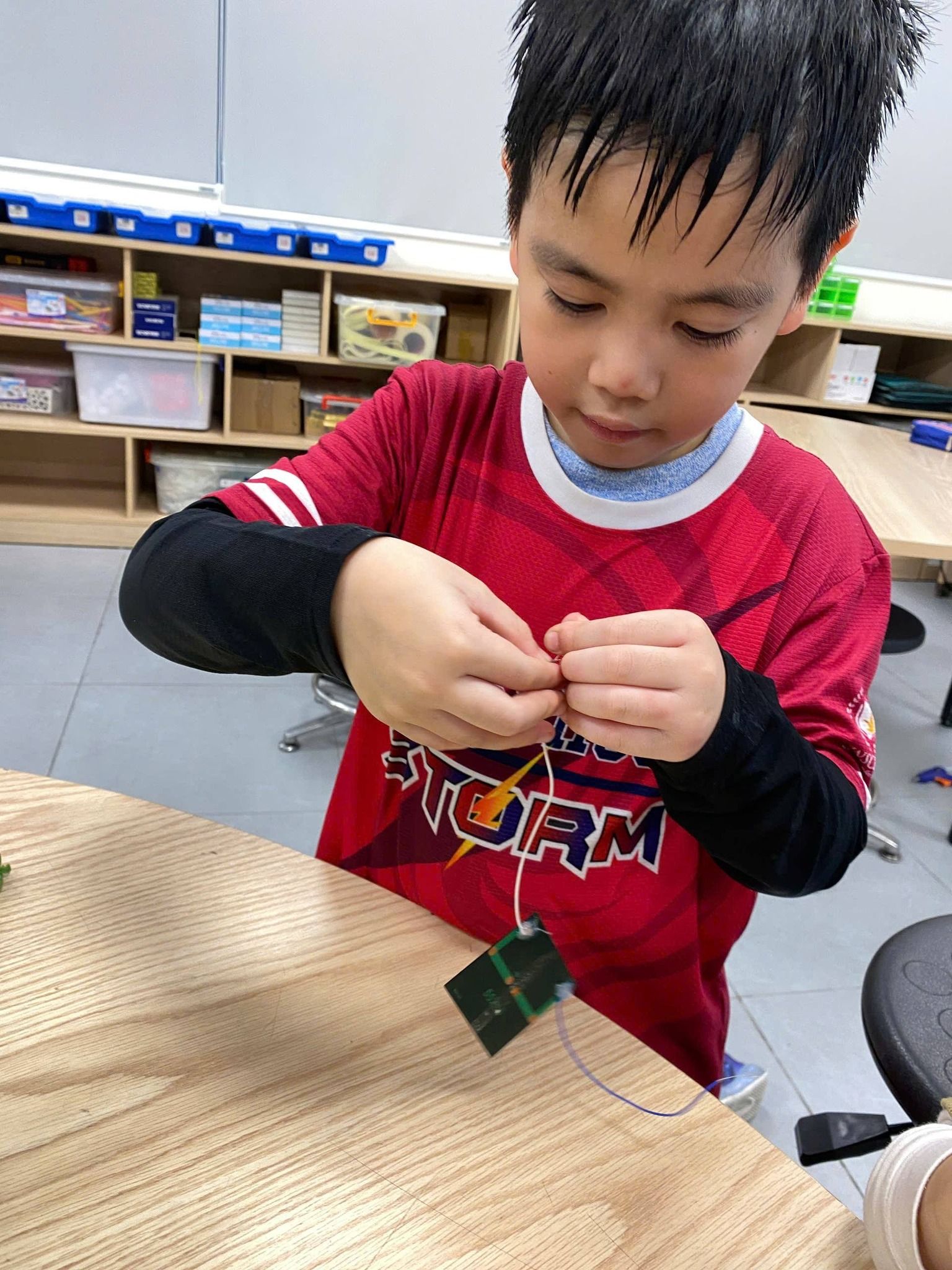 Không khí học tập sôi nổi qua hoạt động thực hành.