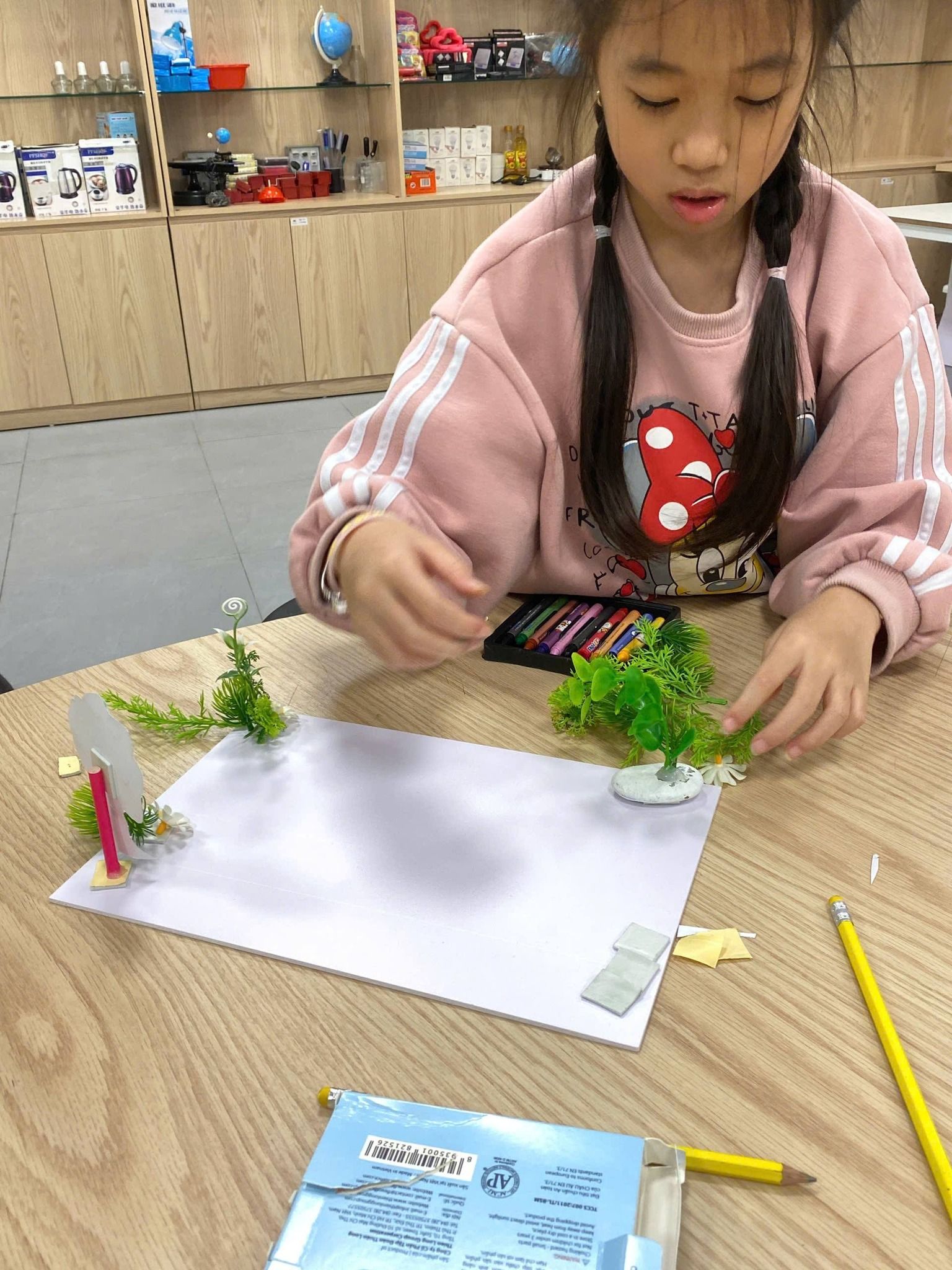 Không khí học tập sôi nổi qua hoạt động thực hành.