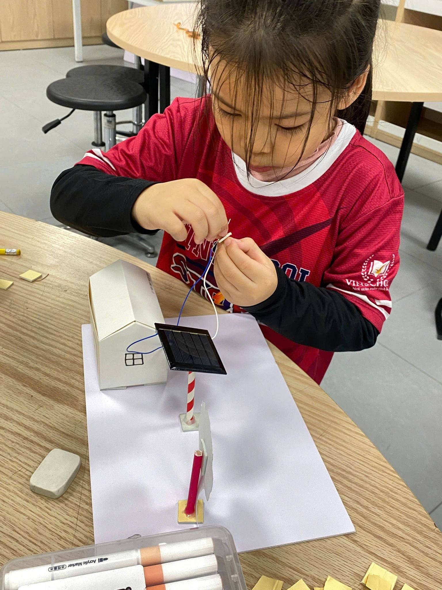 Không khí học tập sôi nổi qua hoạt động thực hành.