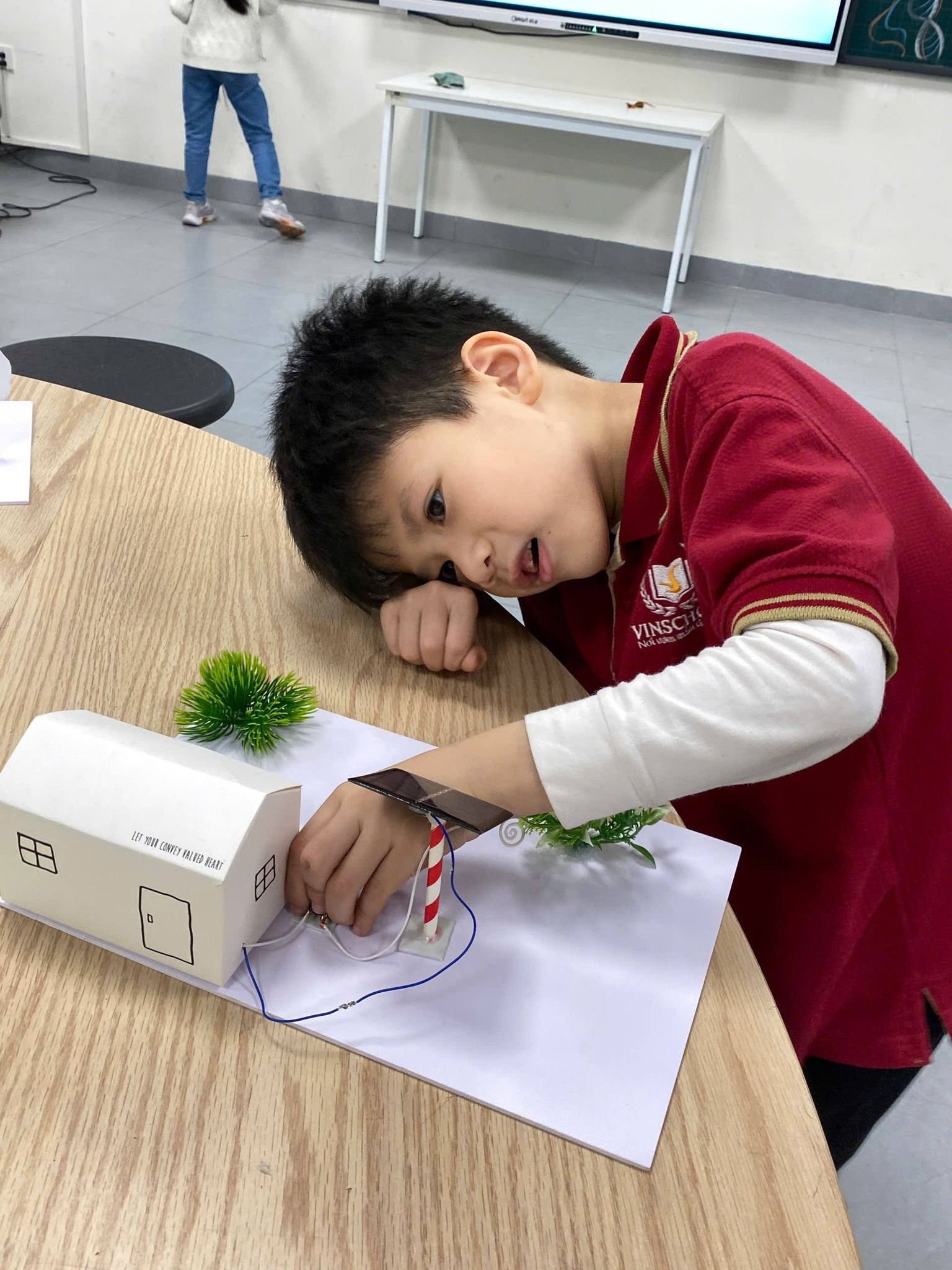 Không khí học tập sôi nổi qua hoạt động thực hành.