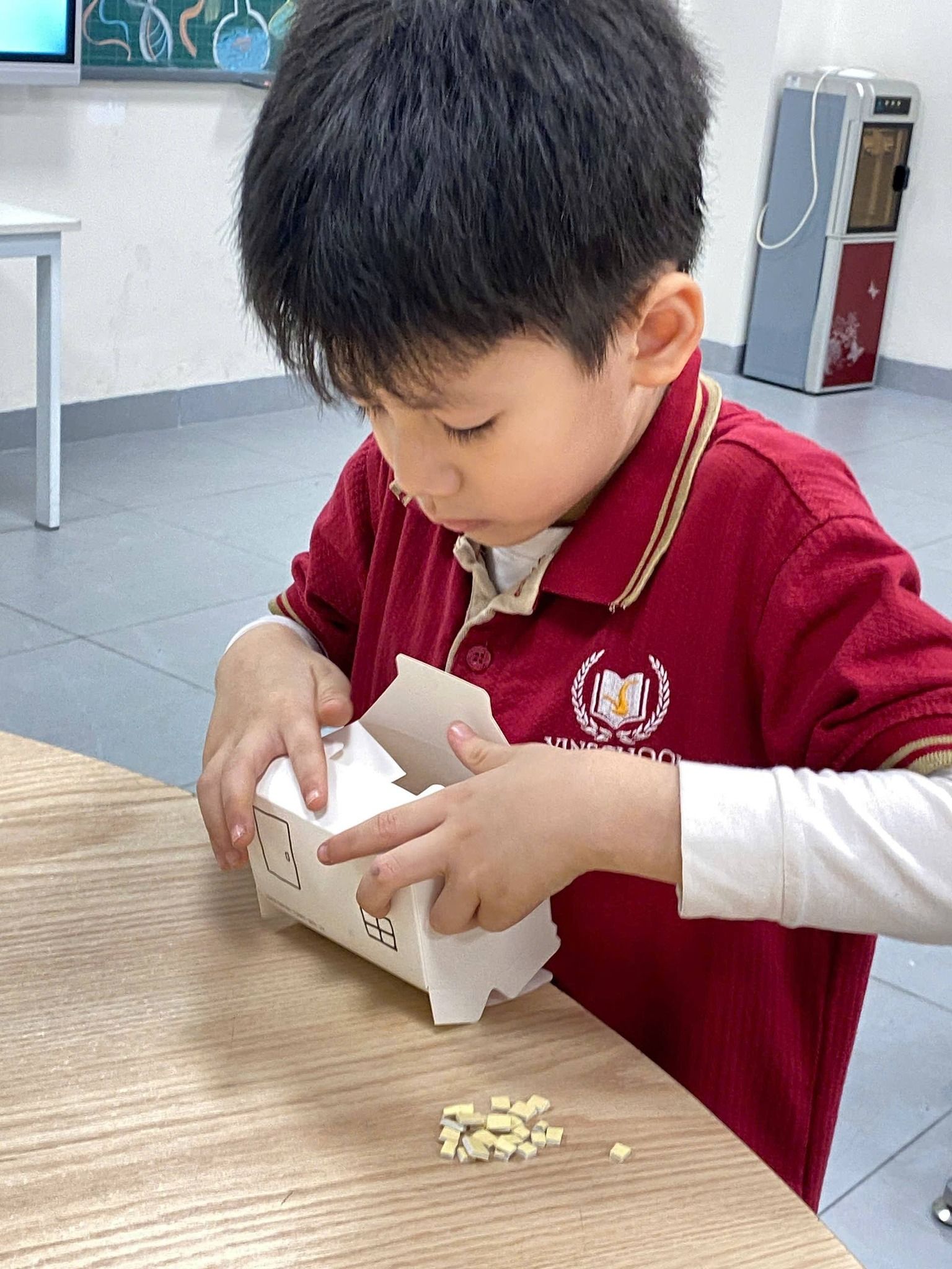 Không khí học tập sôi nổi qua hoạt động thực hành.